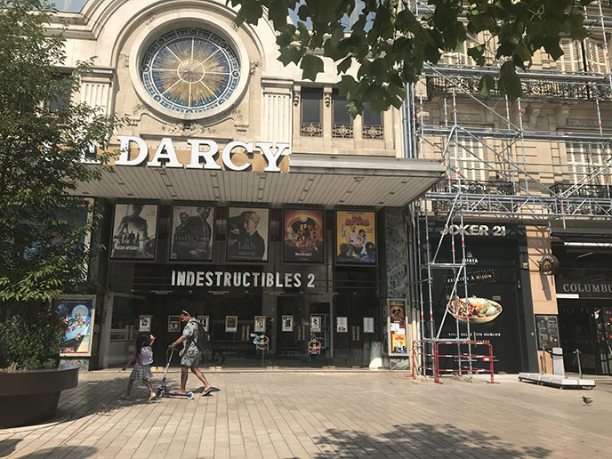中心街ダルシーにある映画館